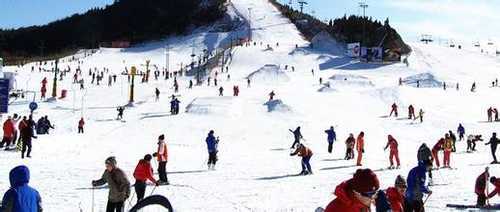 黑龙江雪乡拥着层层叠叠的积雪中国雪乡景区余户的居民区犹如一座相连的雪屋,房舍随物具形的积雪在风力的作用下可达1米厚,其状好似奔马、卧兔、神龟、巨蘑千姿百态,仿佛是天上的朵朵白白云飘落,雪乡从初冬冰花乍放的清晰到早春雾淞涓流的婉约,无时无刻不散发着雪的神韵,因此得名-中国雪乡。景色秀丽民风淳朴气候独特的中国雪乡双峰景区是大海林风景区的重要组成部分,积雪期长达七个月,积雪深达2米,皑皑白雪在风 雪乡力的作用下随物具形,千姿百态,雪乡的夜景尤为美丽,淳朴的雪乡人在自家挂起大红灯笼,洁白如玉的白雪在大红